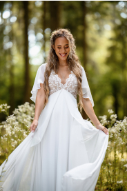 Svatební šaty s krajkovým živůtkem