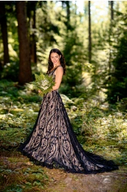 Svatební šaty Noir Aliya – boční pohled