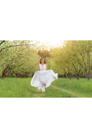 Svatebni saty s bavlnene krajky s hlubokym vystrihem