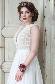 Svatebni saty s bavlnene krajky s hlubokym vystrihem