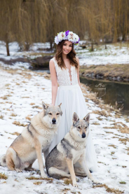 Svatebni saty s bavlnene krajky s hlubokym vystrihem