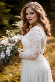 Svatební šaty pro plnoštíhlé Celokrajkové šaty Adele PLUS, vel. 44 – boční pohled