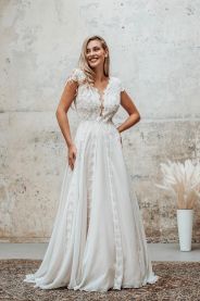 UKONČENÉ Celokrajkové svatební šaty EMILY, vel. 38 – přední pohled