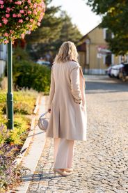 Dlouhý elegantní kabát s páskem – silueta modelu