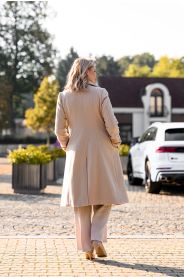Dlouhý elegantní kabát s páskem – boční pohled
