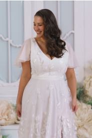květinové plus size svatební šaty s rukávky