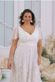 květinové plus size svatební šaty s rukávky