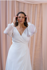 minimalistické plus size šaty s dlouhými rukávy