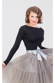 Černé triko s lodičkovým výstřihem – přední pohled