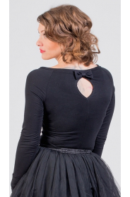 Černé triko s lodičkovým výstřihem – boční pohled