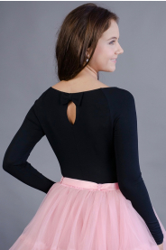 Černé triko s lodičkovým výstřihem – detail modelu