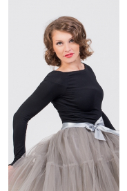 Černé triko s lodičkovým výstřihem – zadní pohled