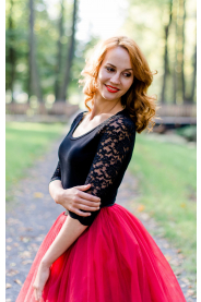 Černé triko s kulatým výstřihem a krajkovými rukávy MiaBella