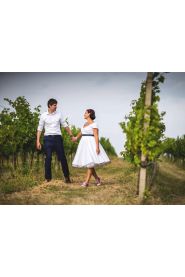 Krátké svatební šaty LOREN s V výstřihem – silueta modelu