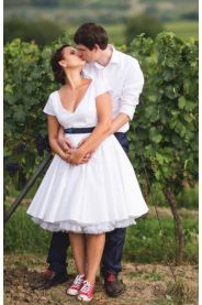 Krátké svatební šaty LOREN s V výstřihem – přední pohled