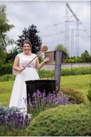 Dlouhé folklórní svatební šaty – na postavě