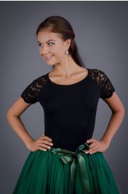 Černé triko s lodičkovým výstřihem a krajkovými rukávy MiaBella