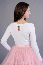 Bílé triko s lodičkovým výstřihem – detail modelu