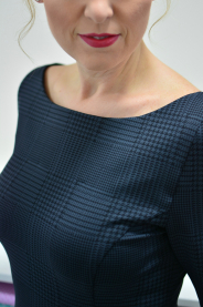 Šedé pouzdrové šaty – přední pohled