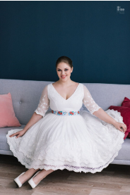 Folklórní svatební šaty s V výstřihem – přední pohled