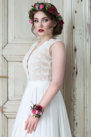 Svatebni saty s bavlnene krajky s hlubokym vystrihem