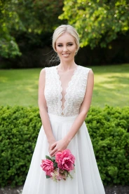 Svatební šaty EMILY z bavlněné krajky PLUS – celkový vzhled