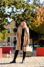 Vlněný kabát se širokým límcem – boční pohled