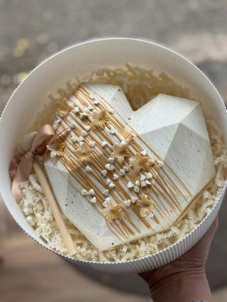 💔 Zlomené srdce na Valentýna? Představte si ten okamžik. Valentýn, malé dřevěné kladívko v ruce… a čokoládové srdce, které...