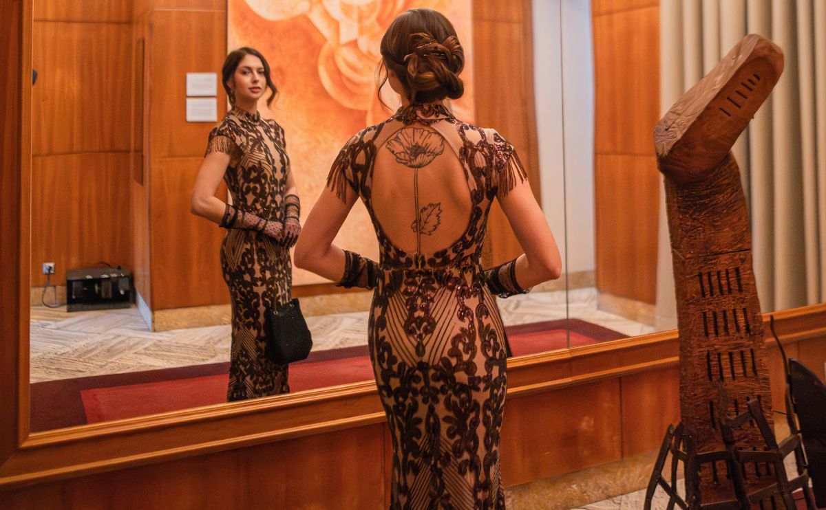 Jak nosit šaty s odhalenými zády?