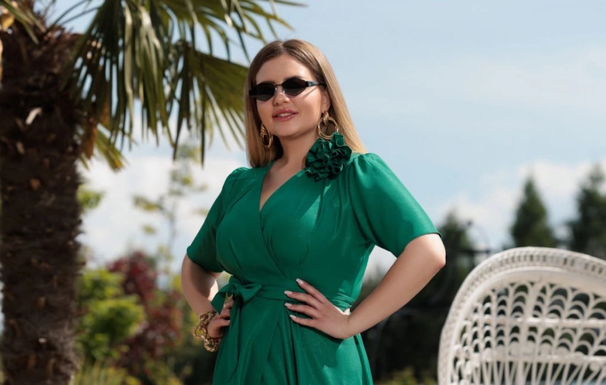 Šaty s rukávy i na letní oslavu