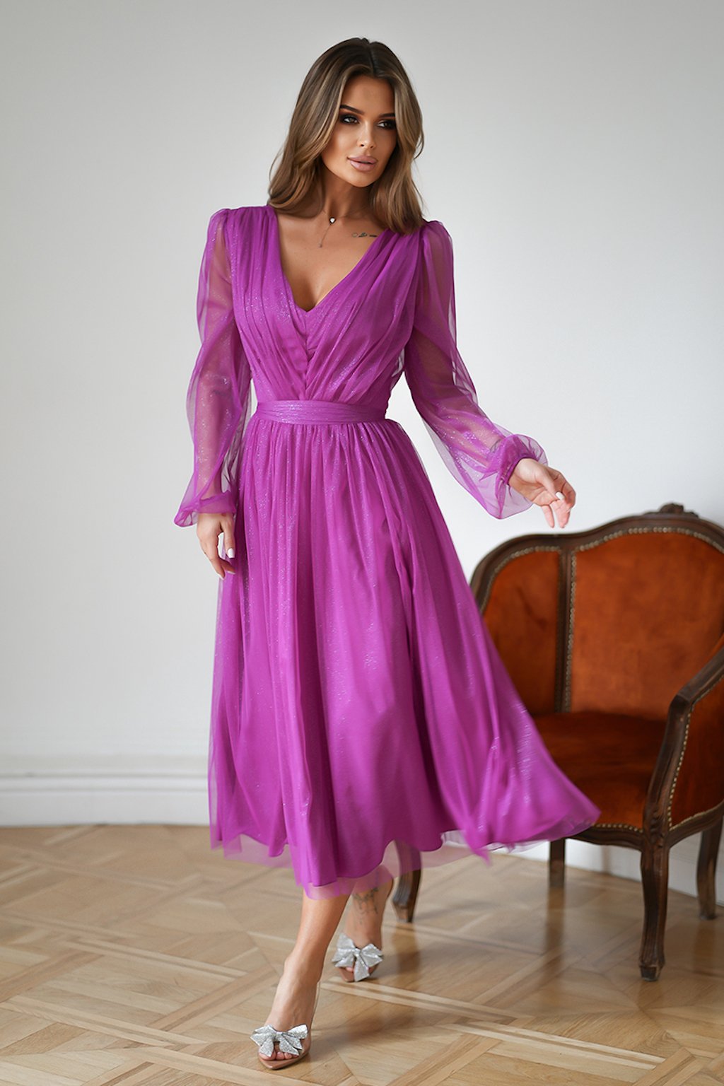 Fialové tylové midi šaty s jemnými flitrami (Velikost L)