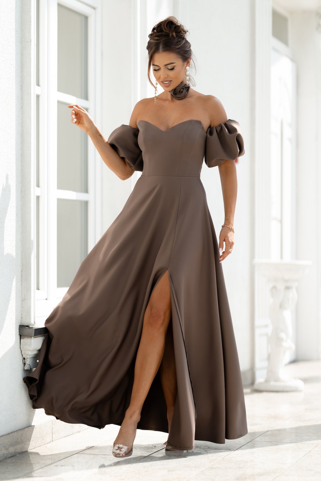 Hnedé spoločenské šaty s rozparkom (Velikost L)