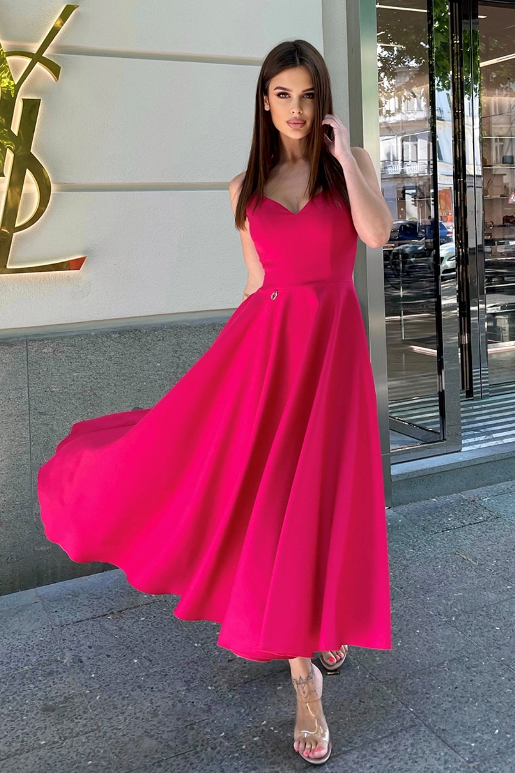 Cyklámenové midi šaty na ramienka (Velikost L)