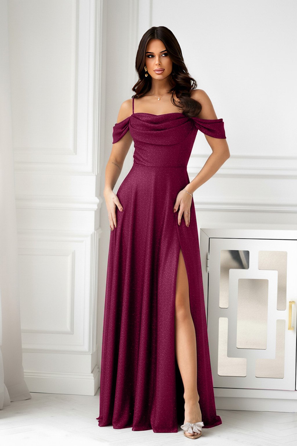 Bordové trblietavé šaty spustené na ramená (Méret 4XL)