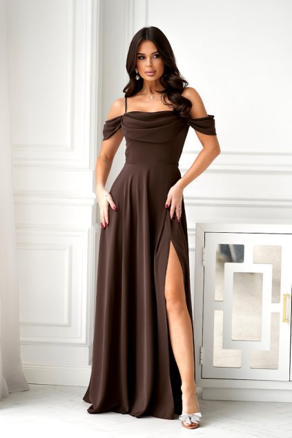 Hnedé spoločenské šaty spustené na ramená (Méret 4XL)