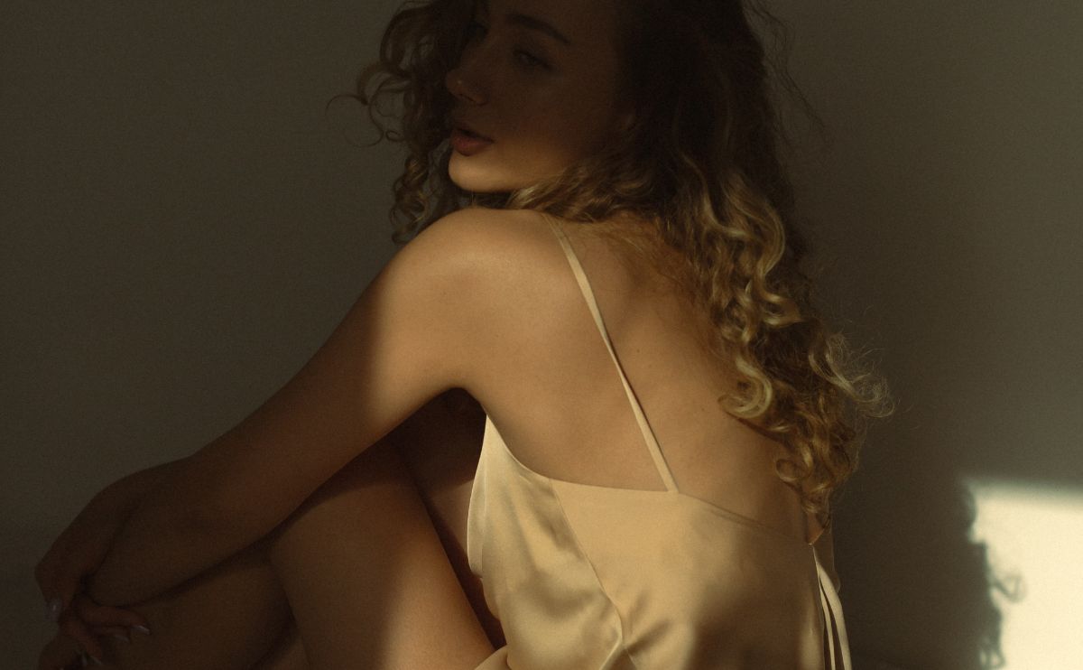 Béžové šaty: tajomstvo elegancie a všestrannosti