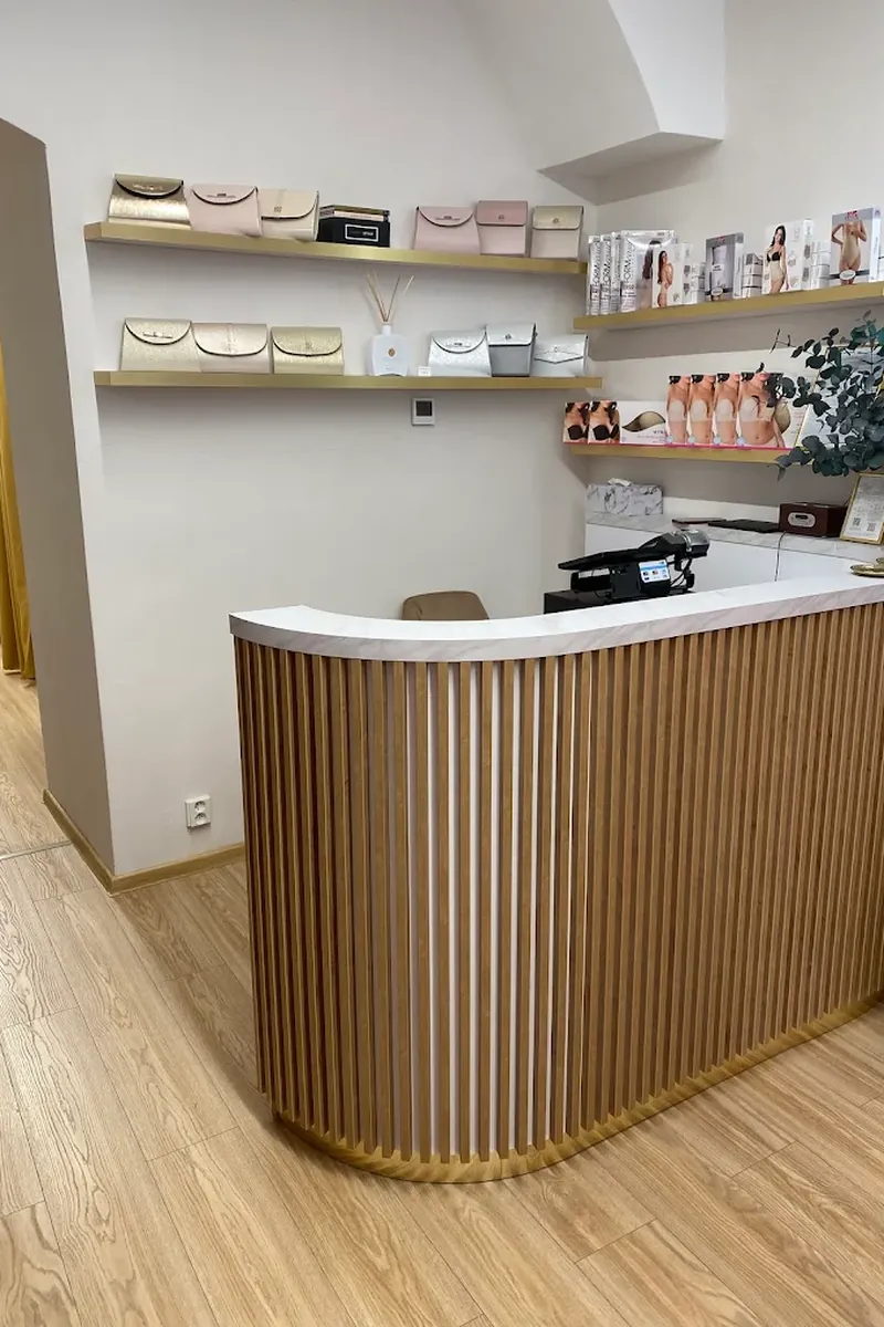 Doplnky ku spoločenským šatám — kabelky a tvarujúca bielizeň