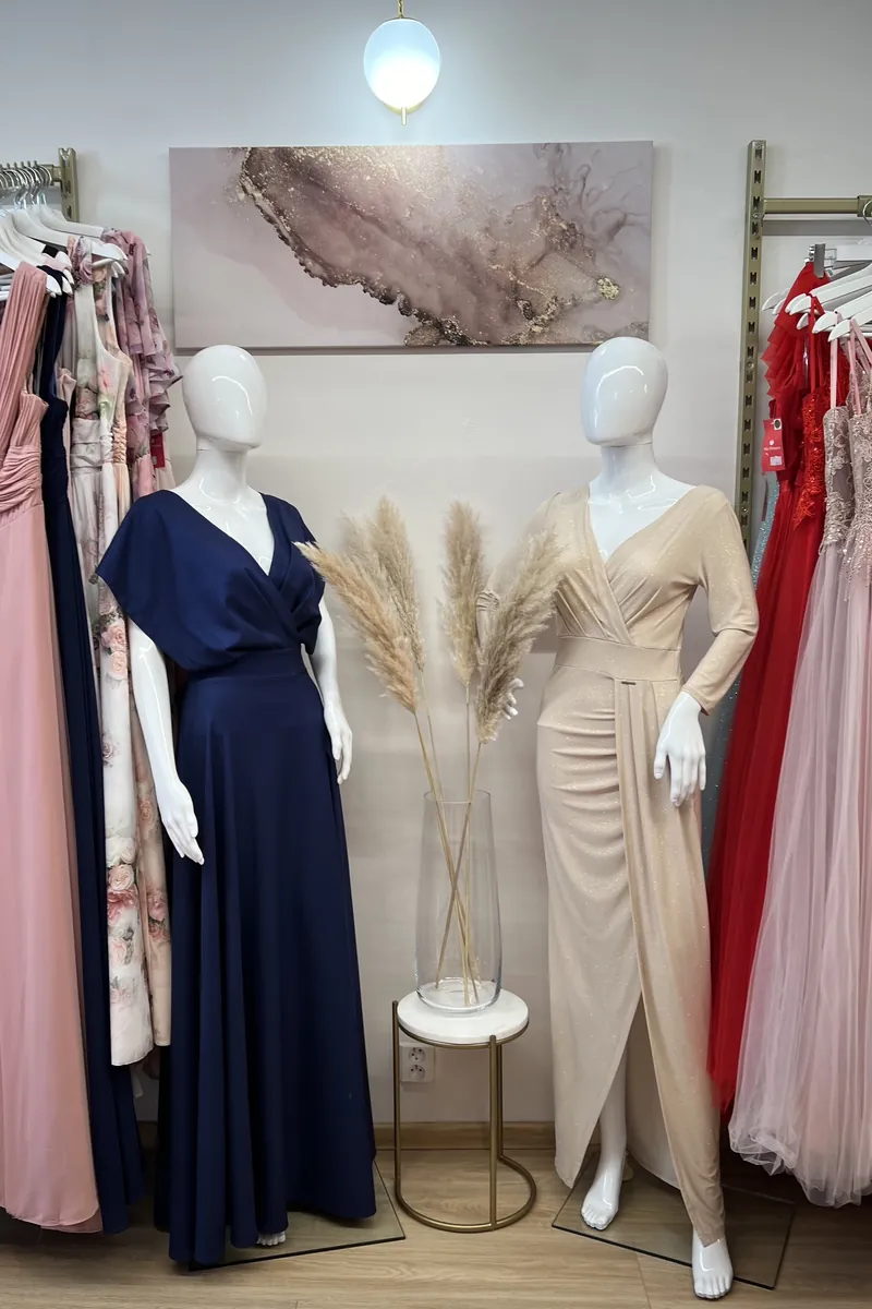 Spoločenské šaty na vešiakoch v predajni Mia Dresses Košice