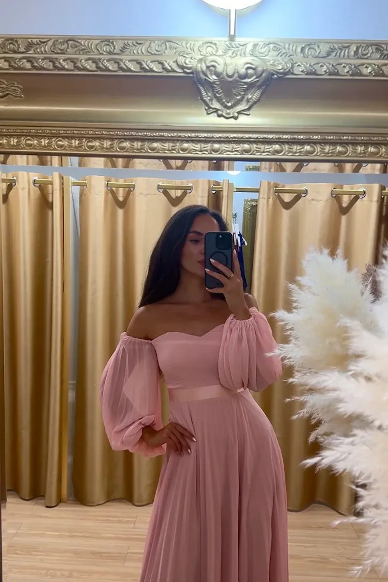 Zákazníčka skúša ružové dlhé spoločenské šaty v predajni Mia Dresses