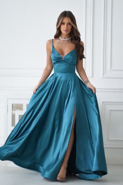 Smaragdové saténové šaty s rozparkom