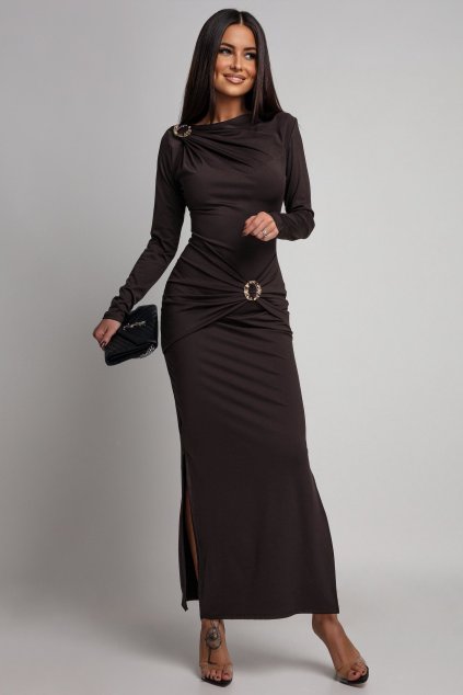 Hnedé priliehavé šaty so zlatými aplikáciami