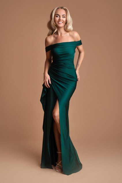 Smaragdové priliehavé šaty spustené na ramená