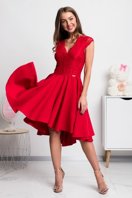 Červené asymetrické šaty s čipkou a krátkymi rukávmi