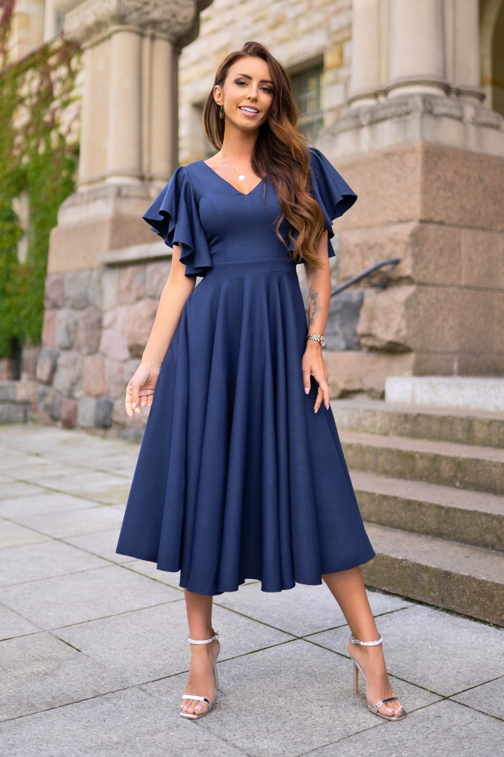 Warsaw Dress Tmavomodré midi šaty s volánovými rukávmi Veľkosť: XS