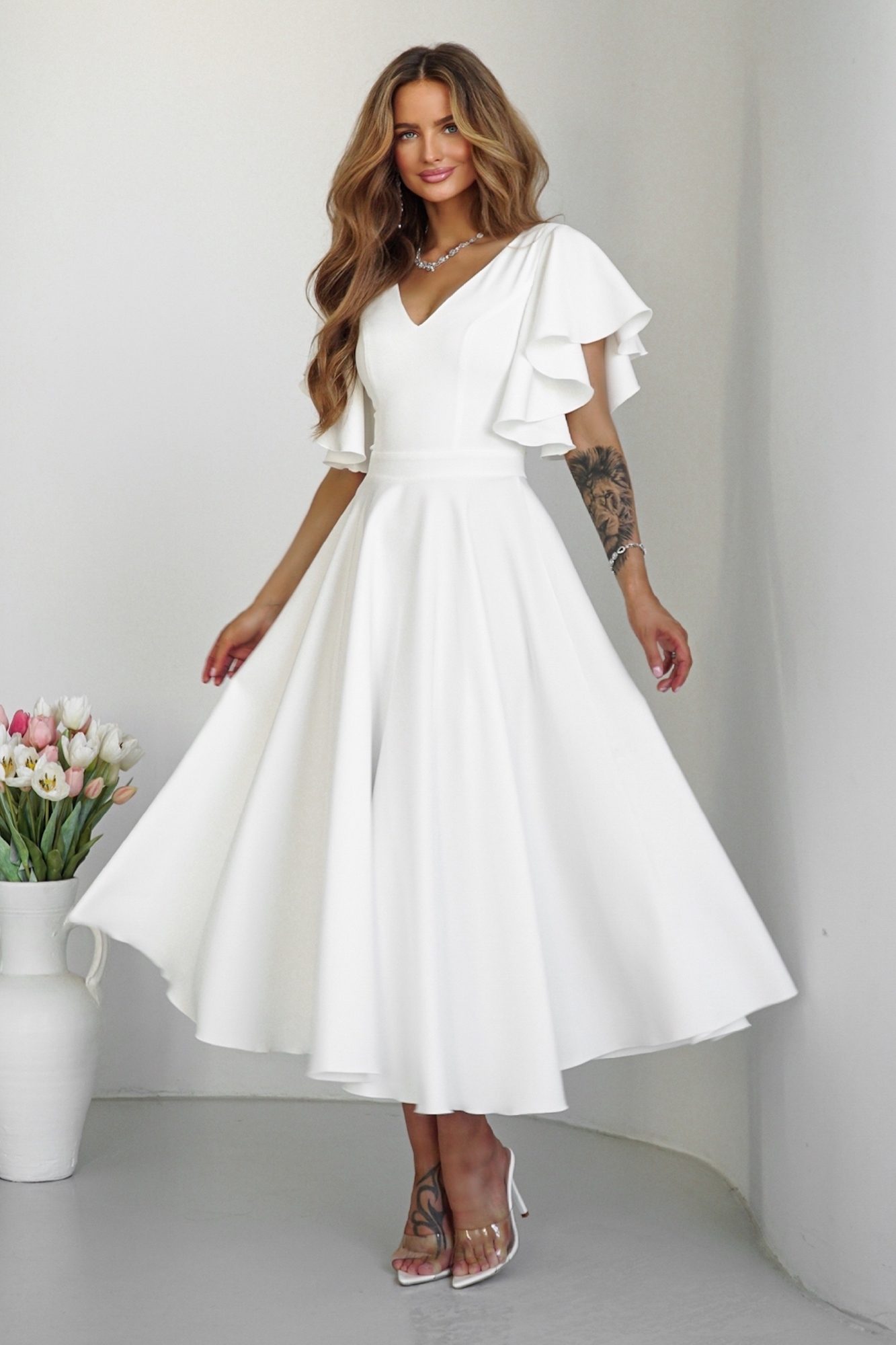 Warsaw Dress Biele midi šaty s volánovými rukávmi Veľkosť: XS