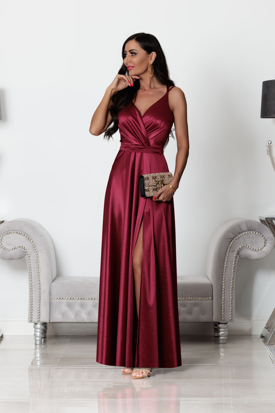 Elizabeth Collection Vínové lesklé šaty s rozparkom Veľkosť: XS