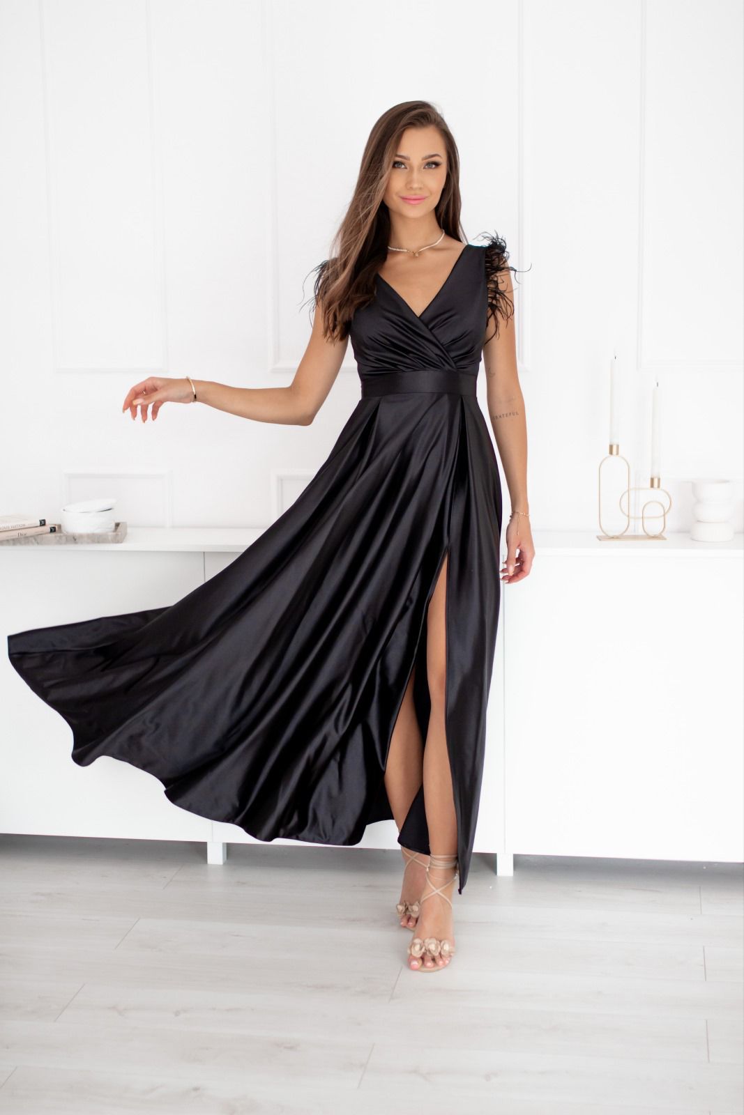 For You Fashion Čierne lesklé šaty s pierkami Veľkosť: XS