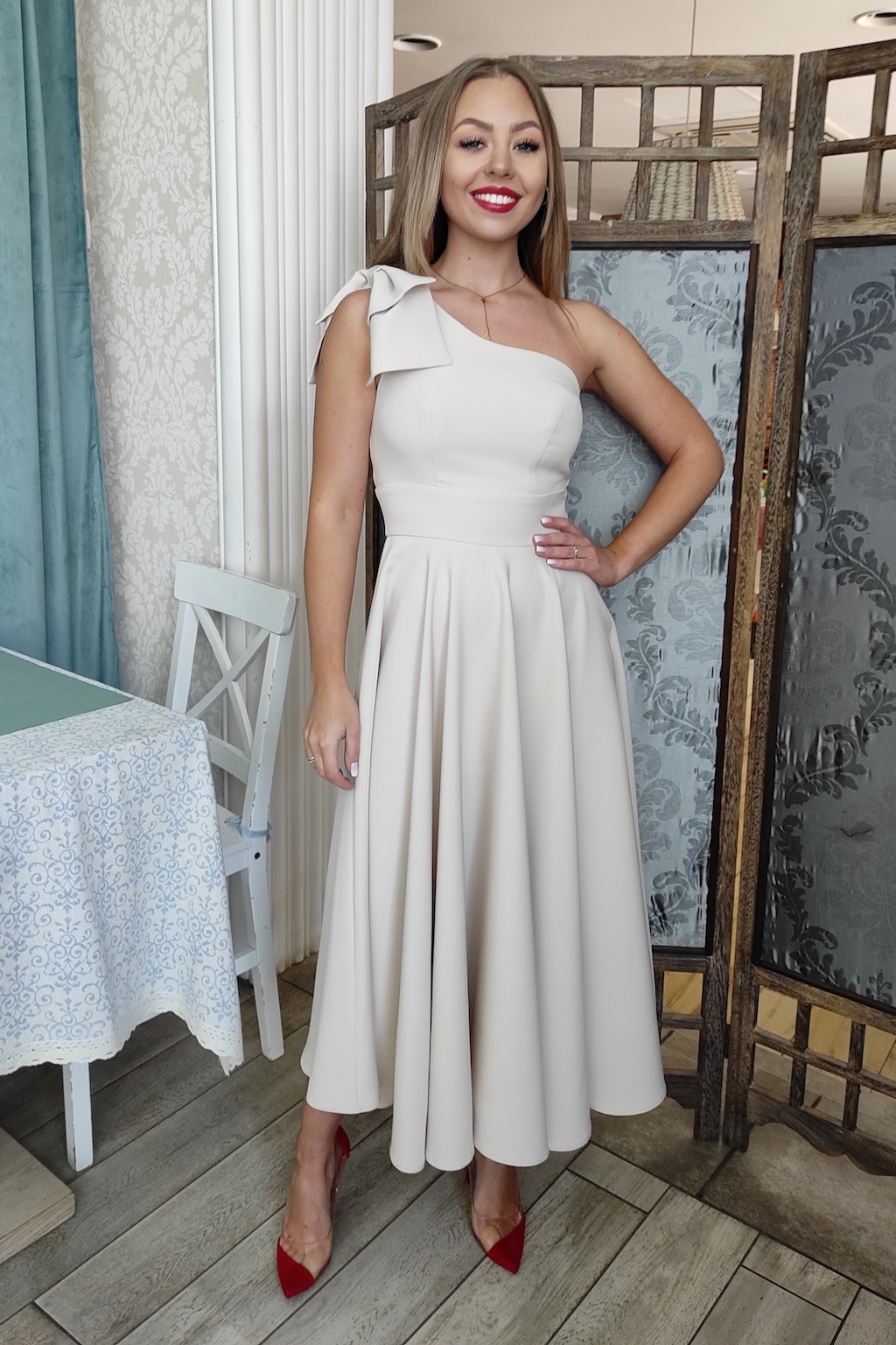 Parisse Béžové midi šaty s mašľou Veľkosť: XS