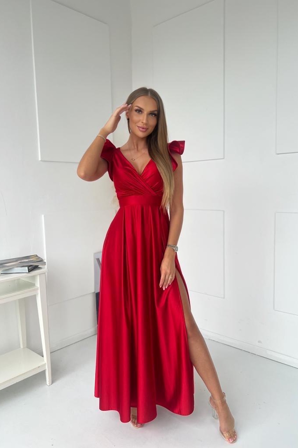 For You Fashion Červené lesklé šaty s volánikovými rukávmi Veľkosť: S