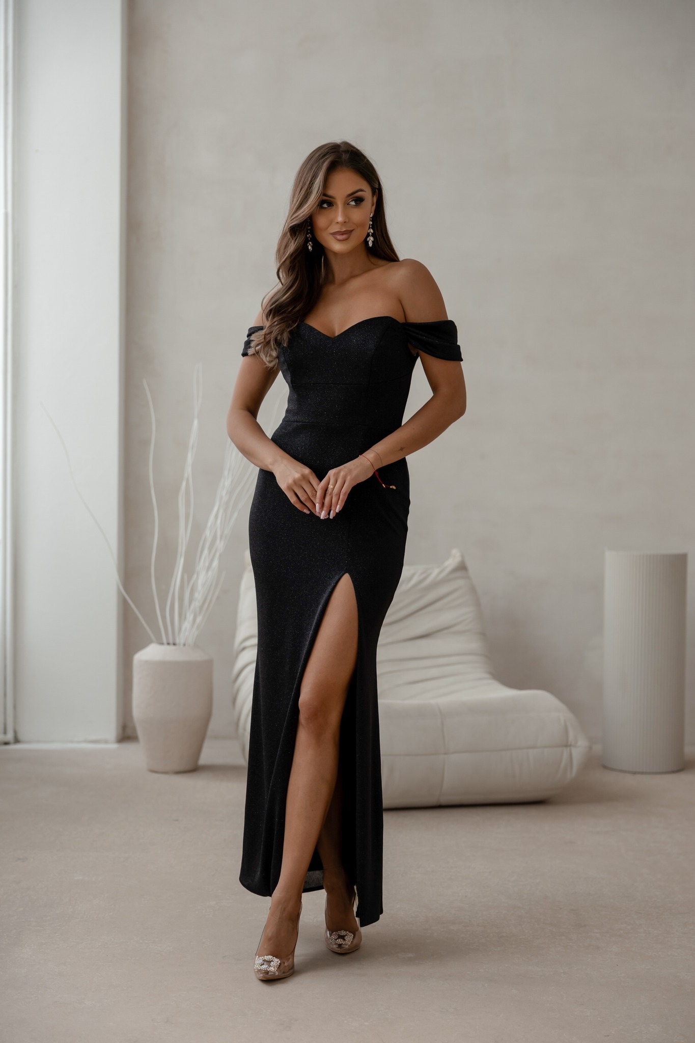 For You Fashion Čierne trblietavé šaty spustené na ramená Veľkosť: XS